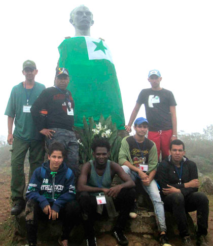 Grupo de esperantistas cubanos en el Pico Turquino. Grupo de esperantistas cubanos en el Pico Turquino.