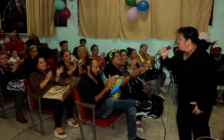 Cantante Maritza Llerena en gala por el aniversario 20 del proyecto Para una sonrisa.