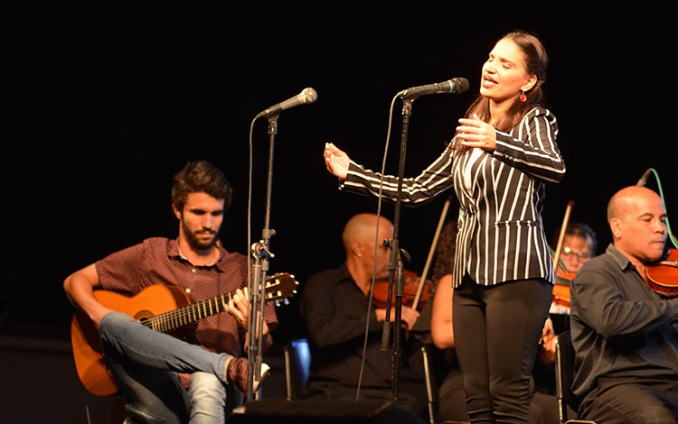 Annie Garcés y músicos acompañantes en concierto por el aniversario 60 de la Batalla de Santa Clara. Annie Garcés y músicos acompañantes en concierto por el aniversario 60 de la Batalla de Santa Clara.