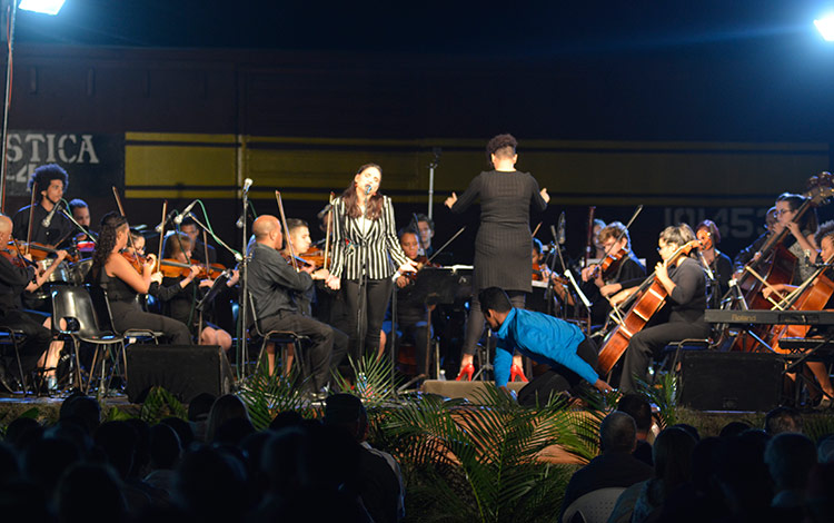 Cantante Annie Garcés y la Orquesta Sinfónica de Villa Clara. Cantante Annie Garcés y la Orquesta Sinfónica de Villa Clara.