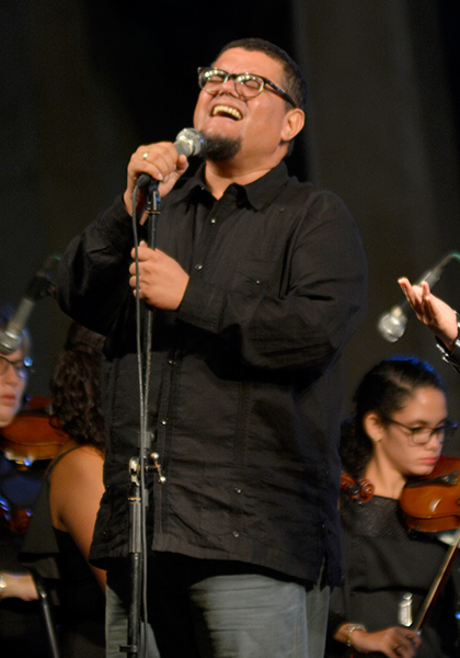 Trovador Eduardo Sosa en concierto en homenaje al aniversario 60 de la Batalla de Santa Clara Trovador Eduardo Sosa en concierto en homenaje al aniversario 60 de la Batalla de Santa Clara