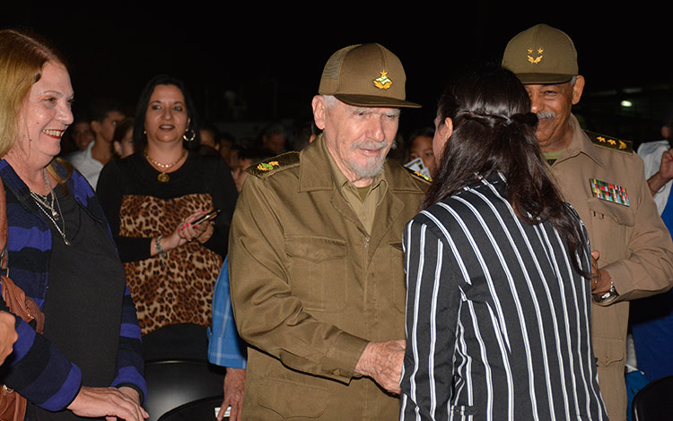 Comandante de la Revolución Ramiro Valdés saluda a a cantante Annie Garcés. Comandante de la Revolución Ramiro Valdés saluda a a cantante Annie Garcés.