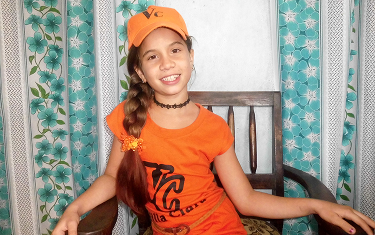 Keyla Alba, niña intérprete de canción dedicada al equipo Villa Clara de béisbol.