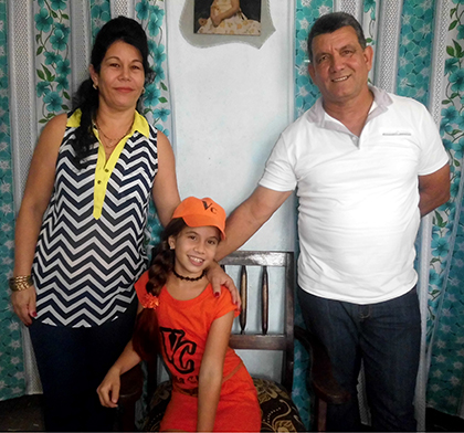 Keyla Alba y sus padres.