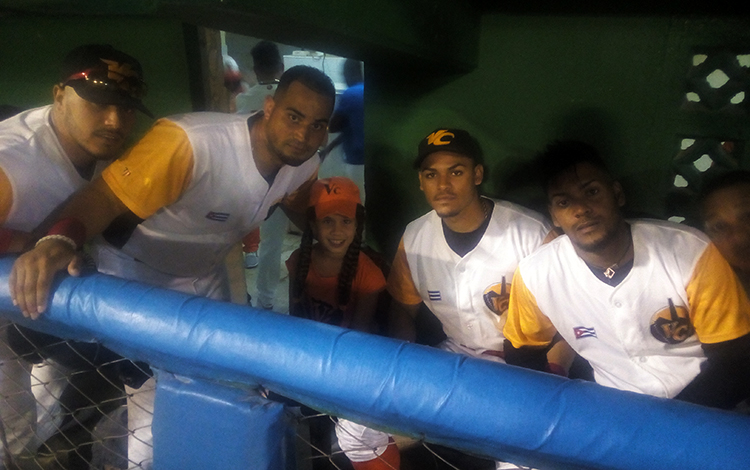 Keyla Alba y peloteros del equipo Villa Clara. Keyla Alba y peloteros del equipo Villa Clara.