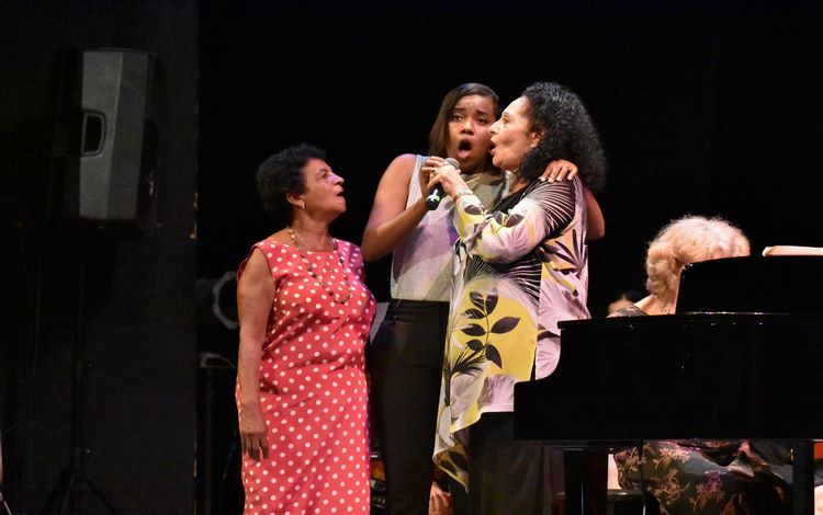 Beatriz Márquez canta con dos mujeres del público en el teatro La Caridad, de Santa Clara. Beatriz Márquez canta con dos mujeres del público en el teatro La Caridad, de Santa Clara.