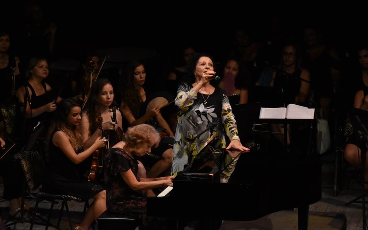 Beatriz Márquez acompañada por la pianista Freyda Anido. Beatriz Márquez acompañada por la pianista Freyda Anido.