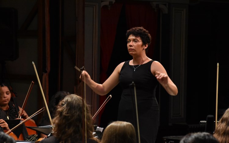 Irina Toledo dirige orquesta en el concierto final del Encuentro Todas las musas todas. Irina Toledo dirige orquesta en el concierto final del Encuentro Todas las musas todas.