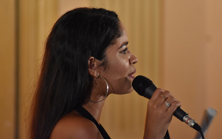 Cantante Luna Manzanares. Cantante Luna Manzanares.