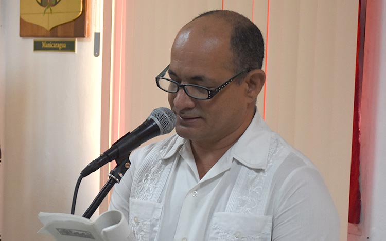 Escritor Yamil Díaz Gómez. Escritor Yamil Díaz Gómez pronuncia palabras de agradecimiento por la distinción El Zarapico..