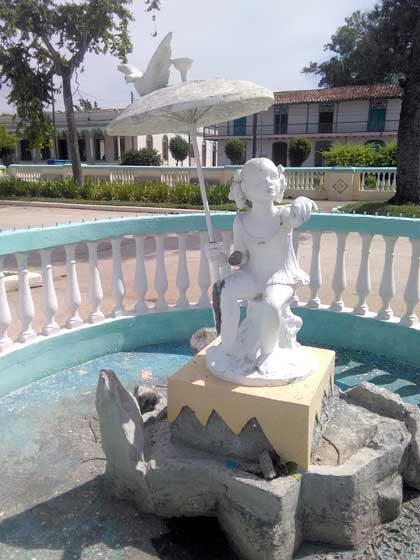 «La niña de la sombrilla ». original de Adoración Hernández Pérez «La niña de la sombrilla ». original de Adoración Hernández Pérez