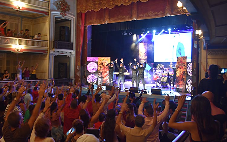 público en el teatro La Caridad público en el teatro La Caridad