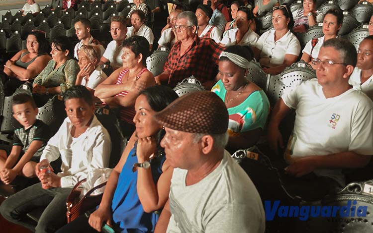 público en el teatro La Caridad público en el teatro La Caridad