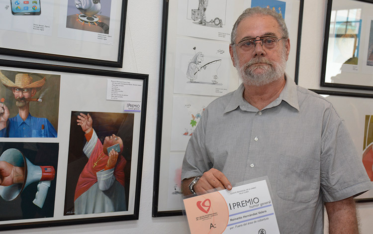 Reinaldo Hernández Valera, ganador del primer premio en Humor General en el Salón Internacional de Humor Gráfico de Melaíto.