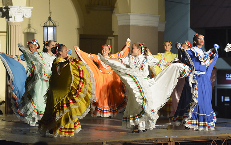 Conjunto danzario Nuestra América, en jornada Para Bailar en Casa del Trompo. Conjunto danzario Nuestra América, en jornada Para Bailar en Casa del Trompo.