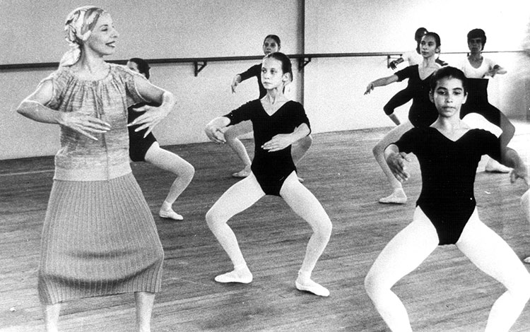 Alicia Alonso impartiendo clases en la Escuela Nacional de Ballet. Alicia Alonso impartiendo clases en la Escuela Nacional de Ballet.