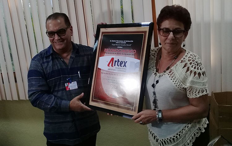 La Sucursal Artex Villa Clara recibió un reconocimiento por parte del Centro Provincial de Superación para la Cultura por su labor en la capacitación. En la imagen, Jorge Luis Santana Porto, gerente general de la entidad, y Doris Madrugada, directora del Centro. (Foto: Francisnet Díaz Rondón)
