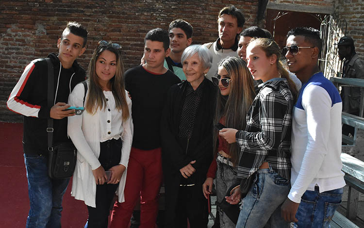 Verónica Lynn, actriz cubana, junto a público en Santa Clara.