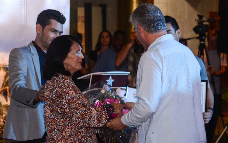 Presidente cubano, Miguel Díaz-Canel, en la entrega del Premio Maestro de Juventudes a la actriz Eslinda Núñez.