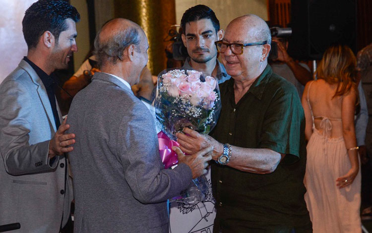 Guido López-Gavilán del Rosario recibe el Premio Maestro de Juventudes. Guido López-Gavilán del Rosario recibe el Premio Maestro de Juventudes.