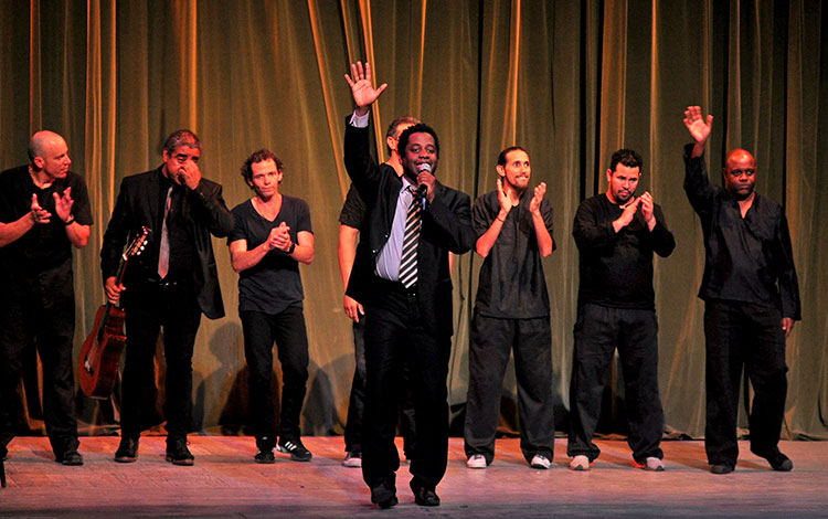 Humoristas cubanos actúan en el teatro La Caridad, de Santa Clara.