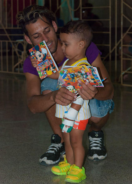 Actor del grupo Alánimo junto a niño paciente del hospital pediátrico de Villa Clara. Actor del grupo Alánimo junto a niño paciente del hospital pediátrico de Villa Clara.