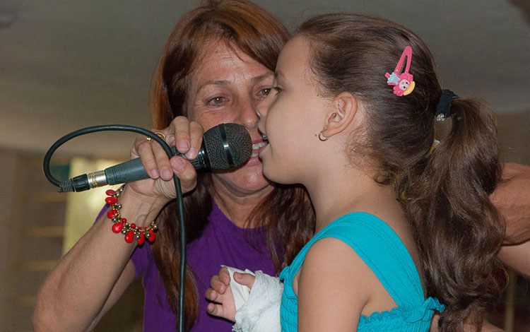 Carmen Margolles, directora del grupo Alánimo, junto a una paciente del hospital pediátrico. Carmen Margolles, directora del grupo Alánimo, junto a una paciente del hospital pediátrico.