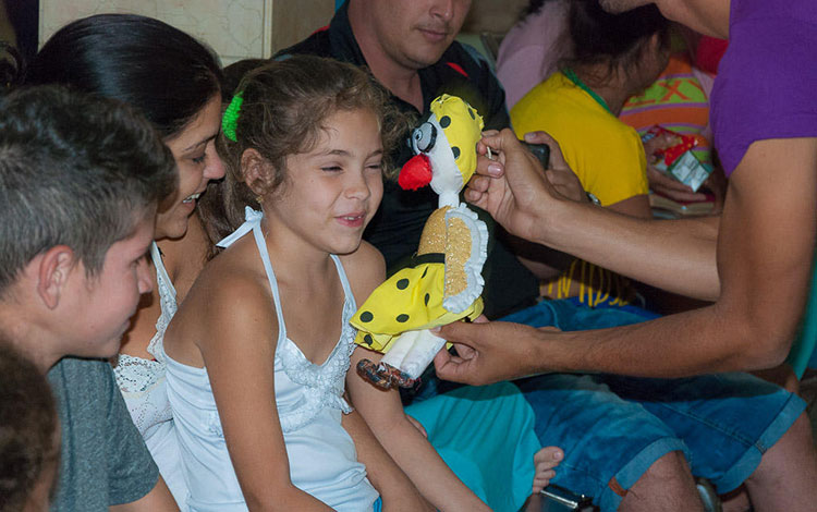 Actores del grupo Alánimo intercambian con niños en hospital pediátrico de Villa Clara. Actores del grupo Alánimo intercambian con niños en hospital pediátrico de Villa Clara.