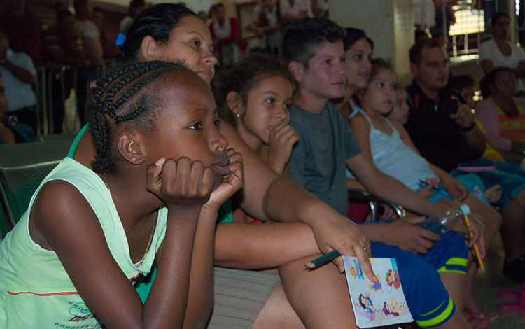 Niños disfrutan del grupo Alánimo en hospital pediátrico de Villa Clara. Niños disfrutan del grupo Alánimo en hospital pediátrico de Villa Clara.