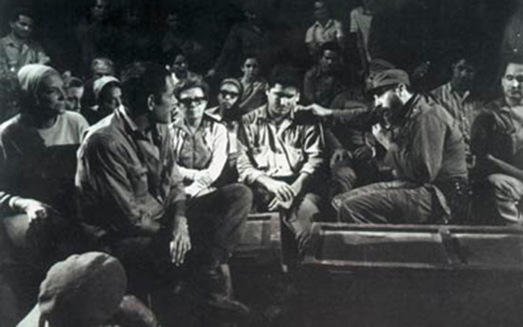 Fidel Castro Ruz en visita al Grupo Teatro Escambray. Fidel Castro Ruz en visita al Grupo Teatro Escambray.
