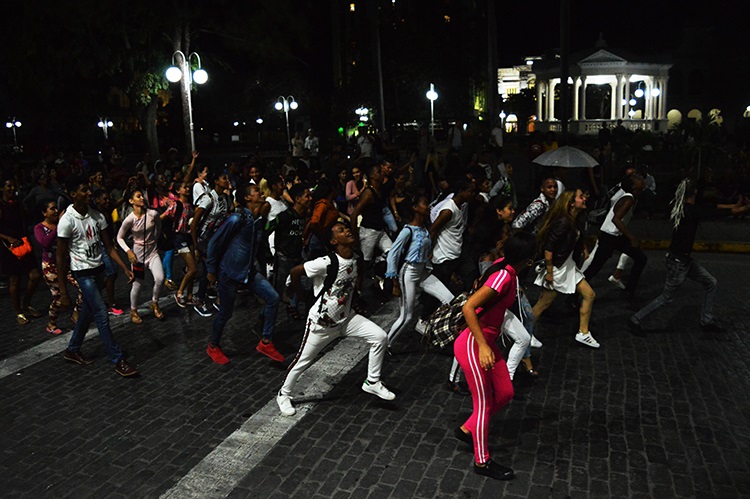 Para bailar en casa del trompo Para bailar en casa del trompo
