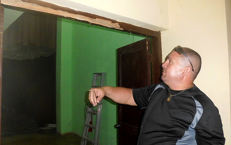 Administrador del Guiñol de Santa Clara muestra mala calidad de la madera empleada en la reparación de la sede del grupo teatral. Administrador del Guiñol de Santa Clara muestra mala calidad de la madera empleada en la reparación de la sede del grupo teatral.