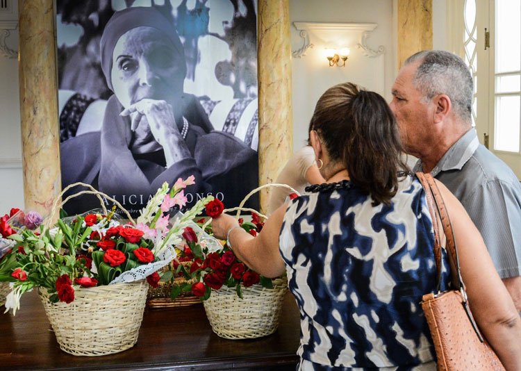 Pueblo rinde homenaje a Alicia Alonso. Pueblo rinde homenaje a Alicia Alonso.