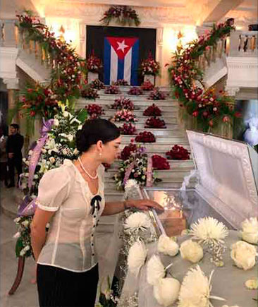 Viengsay Valdés, subdirectora artística del Ballet Nacional de Cuba, ante féretro con el cuerpo de Alicia Alonso. Viengsay Valdés, subdirectora artística del Ballet Nacional de Cuba, ante féretro con el cuerpo de Alicia Alonso.