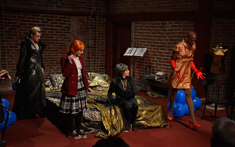Escena de la obra Las amargas lágrimas de Petra Von Kant. Escena de la obra Las amargas lágrimas de Petra Von Kant.