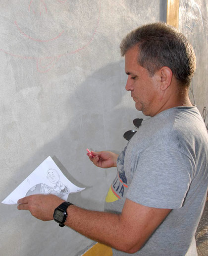 Alfredo Martirena. Alfredo Martirena, en realización de mural colectivo.