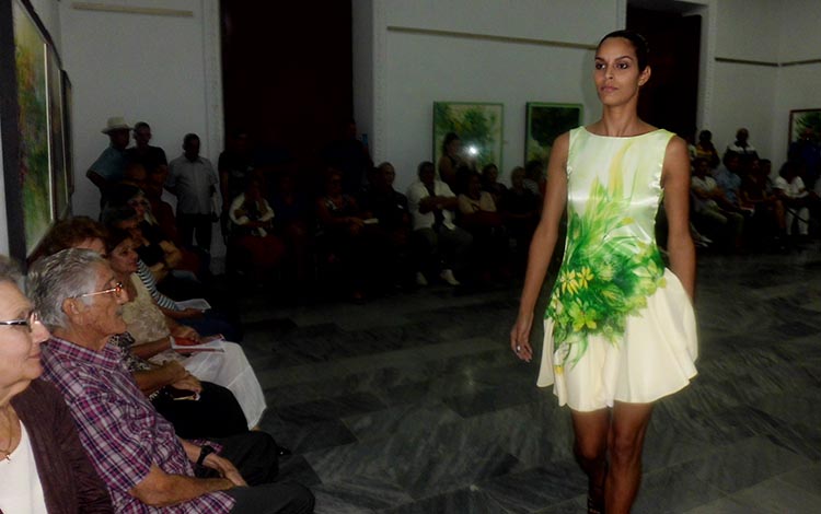 Pasarela con diseños de Adela Marí­a Suárez.
