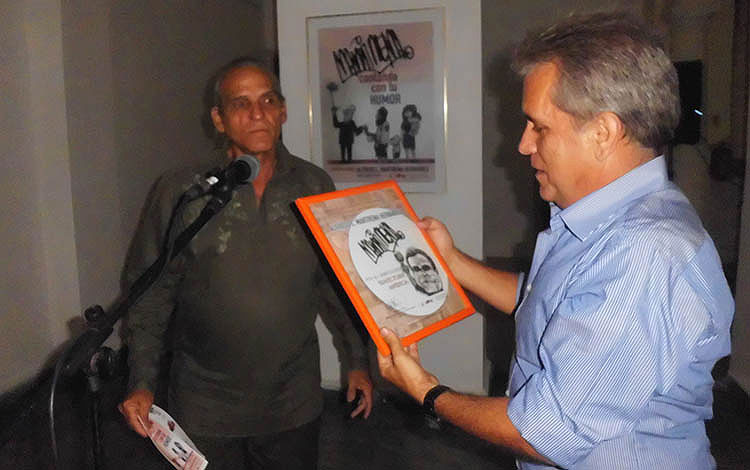 Reconocimiento a Alfredo Martirena en inauguración de su exposición personal.