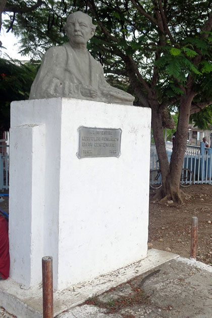 Monumento por el centenario del pintor cubano Leopoldo Romañach, en Sierra Morena, Corralillo, Villa Clara. Monumento por el centenario del pintor cubano Leopoldo Romañach, en Sierra Morena, Corralillo, Villa Clara.