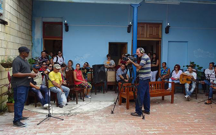 Profesor Amílkar Chacón inagura Salón Provincial de Estudiantes de Artes Plásticas. Profesor Amílkar Chacón inagura Salón Provincial de Estudiantes de Artes Plásticas.