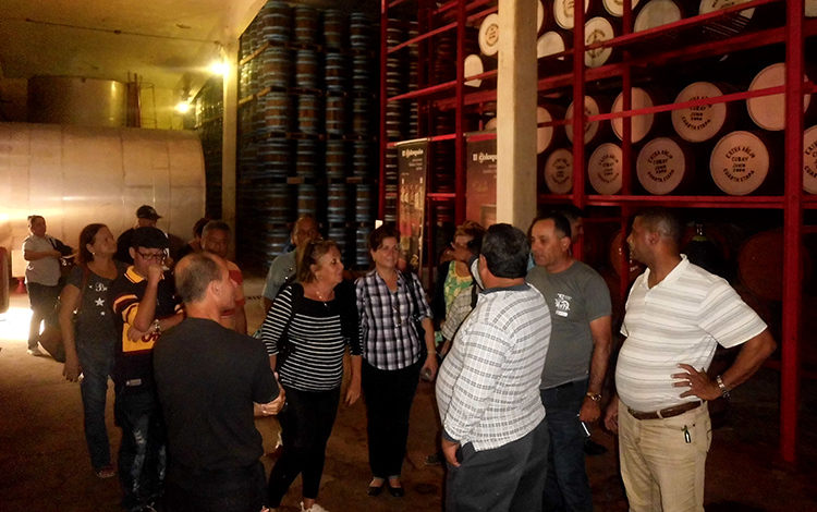 Colectivo de la publicación humorí­stica Melaí­to visita Ronera Central  «Agustí­n Rodrí­guez Mena », en Santo Domingo.