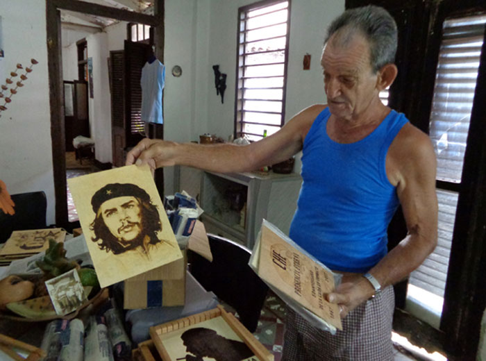 Hernani Simón Hernández Morales muestra algunas de las piezas confeccionadas con el rostro del Che Guevara.