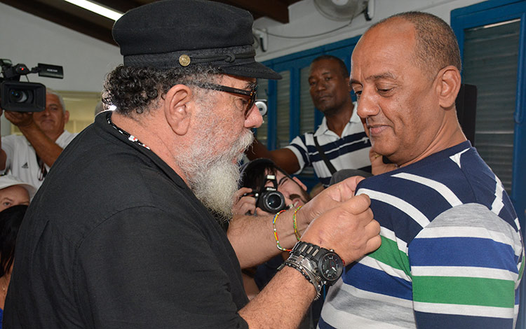 Adalberto Linares medalla Raúl Gómez García