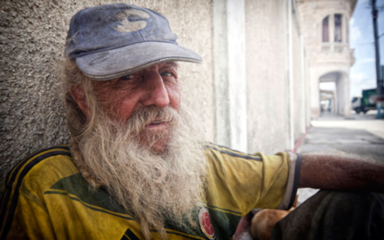 Daniel Esmirio, cuidador de perros callejeros. Daniel Esmirio, cuidador de perros callejeros.