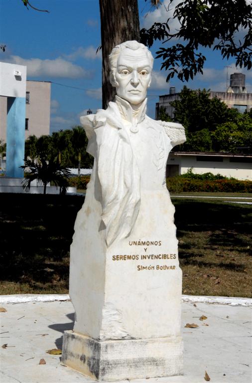 El monumento al Libertador de América, en el parque Maceo, en Santa Clara, obra de Juan Carlos Pérez Bermúdez y Delvis Santos íguila. Mide casi dos metros de altura y 90 centímetros de ancho. (Foto: Ramón Barreras Valdés) El monumento al Libertador de América, en el parque Maceo, en Santa Clara, obra de Juan Carlos Pérez Bermúdez y Delvis Santos íguila. Mide casi dos metros de altura y 90 centímetros de ancho. (Foto: Ramón Barreras Valdés)