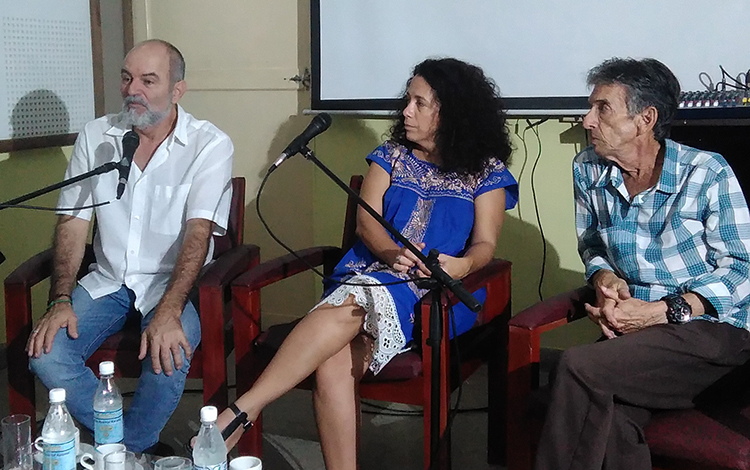 Fotógrafo Héctor Garrido y la actriz Laura de la Uz, autores de la exposición fotográfica Cuba iluminada. Fotógrafo Héctor Garrido y la actriz Laura de la Uz, autores de la exposición fotográfica Cuba iluminada.