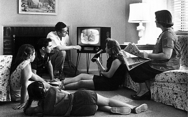 Familia mirando la televisión Familia mirando la televisión