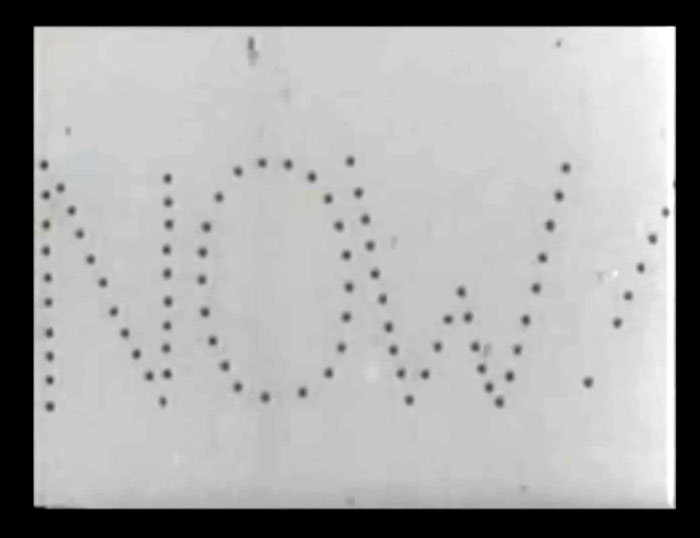 Las impactantes imágenes sobre la violencia racista en los Estados Unidos y la voz de Lena Horne son elementos dramáticos indisolubles del documental Now, una obra paradigmática de Santiago ílvarez. Documental Now, de Santiago ílvarez.