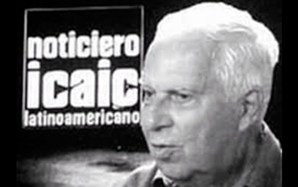 Santiago Álvarez y cartel del Noticiero Icai.