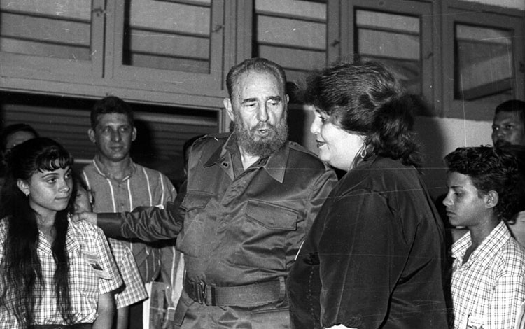 Zaida de la Cruz conversa con Fidel durante su recorrido por la Esccuela de Instructores de Arte de Villa Clara. Zaida de la Cruz conversa con Fidel durante su recorrido por la Esccuela de Instructores de Arte de Villa Clara.
